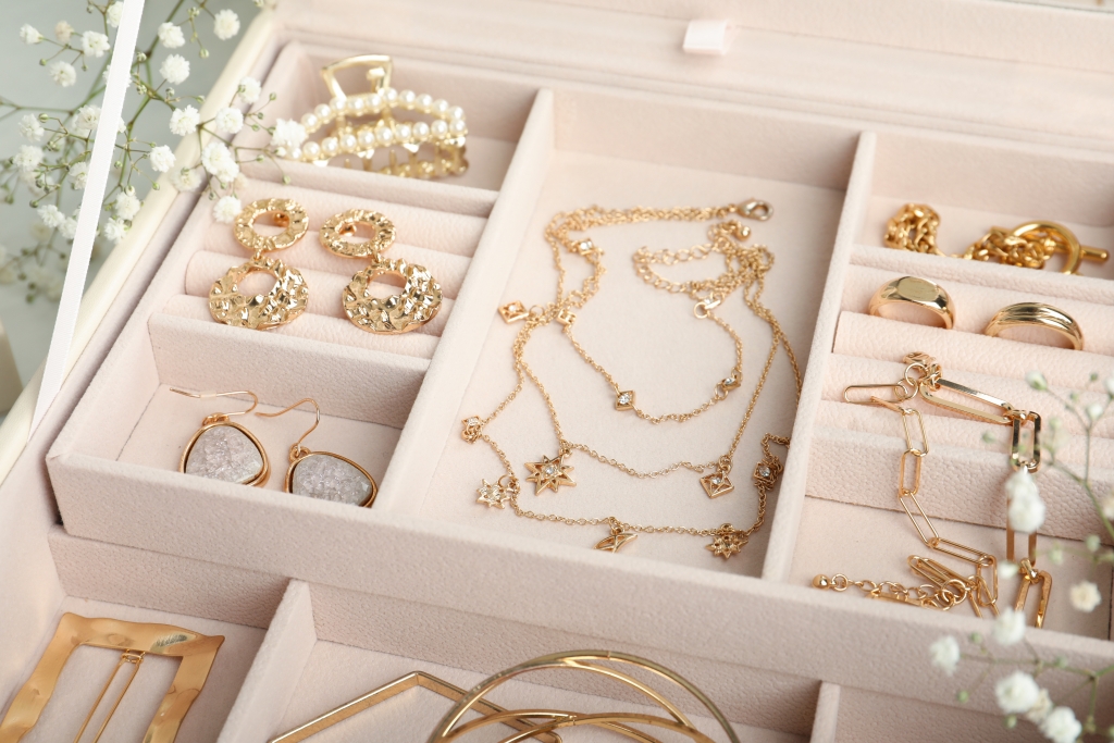 Statement vs. Minimalist: How to Balance Your Jewelry Collection