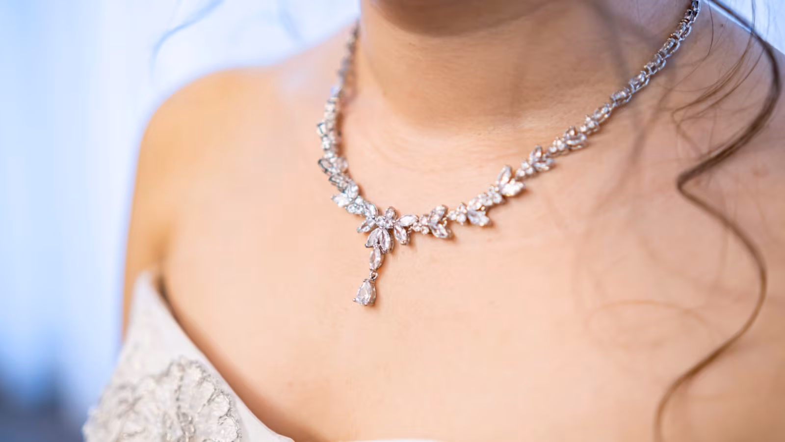 How to Pair the Right Jewelry with Your Outfit’s Neckline